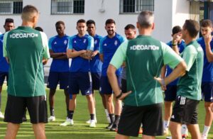 Abel Gómez ve a sus jugadores con margen de mejora pero preparados para ganar al Málaga. / Foto: @recreoficial.