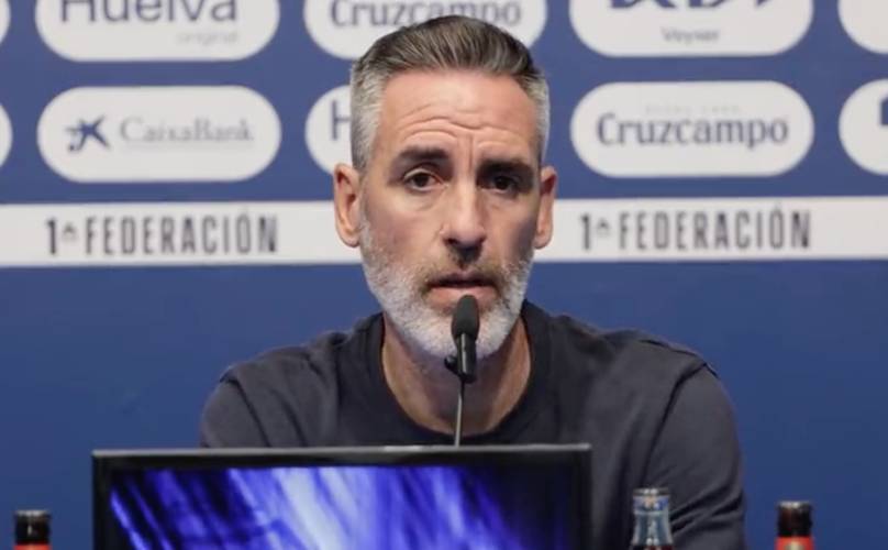 Abel Gómez, entrenador del Recre, durante la rueda de prensa de este viernes. / Foto: Captura imagen @recreoficial.