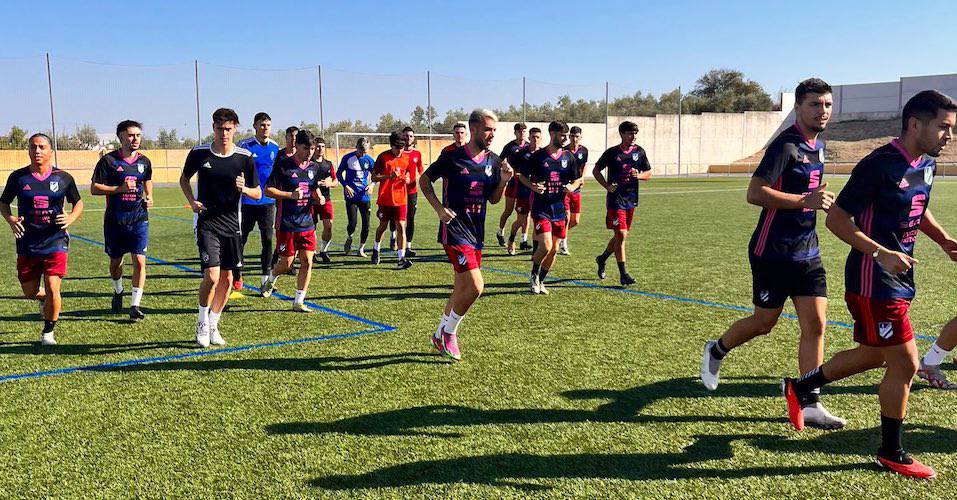 El Atlético Onubense cae peldaños en la tabla por su sanción. / Foto: @futbolbaserecre.