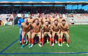 La segunda equipación no trajo suerte al Ayamonte, derrotado en el Manuel Polinario por el SC Puente Genil. / Foto: @ayamonte_cf.