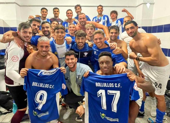 Los jugadores del Bollullos, muy contentos en el vestuario tras ganar al Gerena. / Foto: @bollulloscf1933.