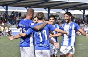 Los jugadores del Bollullos celebran el primero de los goles de Álex Rico. / Foto: @bollulloscf1933.