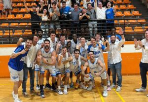 Lógica alegría de los jugadores del Ciudad de Huelva tras su gran triunfo en Azpeitia. / Foto: @CiudadDeHuelva.