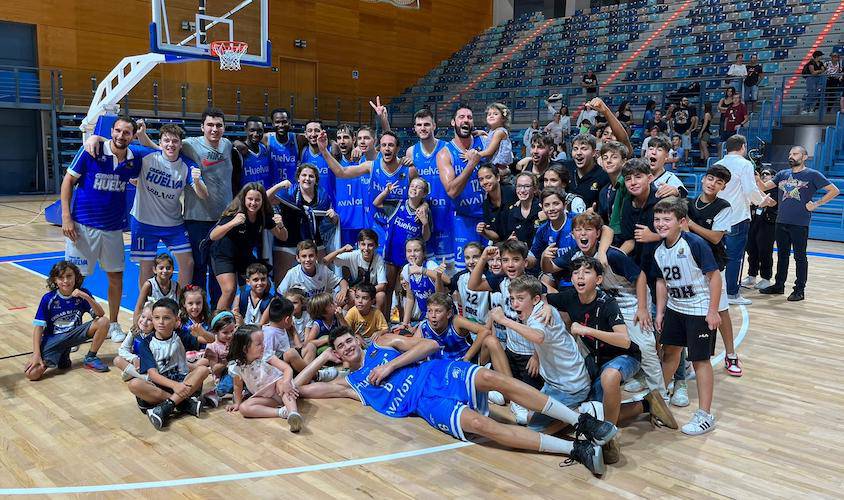 Los jugadores del Ciudad de Huelva celebran con los suyos su triunfo ante el CDB Enrique Benítez. / Foto: CB Huelva La Luz.