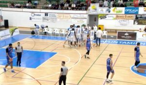 Los jugadores del Ciudad de Huelva celebran su triunfo en Almansa. / Foto: Captura imagen FEB TV.