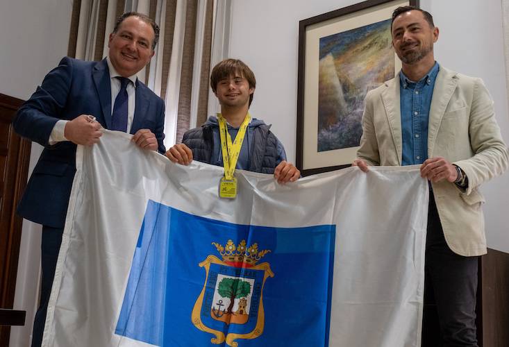 Un momento de la recepción en la Diputación al joven atleta onubense Nicolás Castaño.