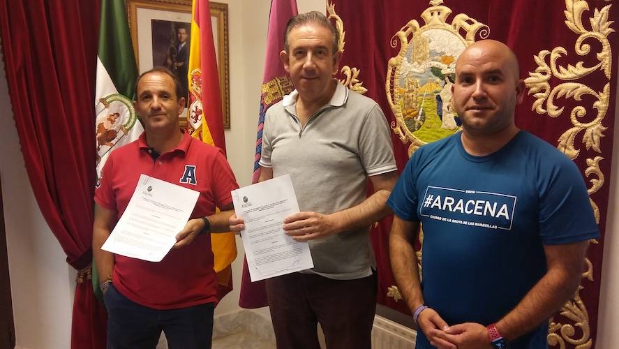 Un momento de la firma del convenio entre el Ayuntamiento y la UD Aracena.