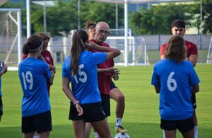 Antonio Toledo y sus jugadoras durante un entrenamiento preparando el duelo de este lunes en Lezama. / Foto: @sportinghuelva.