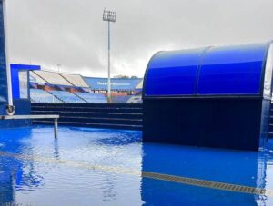 Mucha agua en el acceso al terreno del Nuevo Colombino desde los vestuarios. / Foto: @adozarandieta.