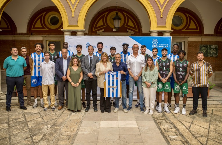 Un momento de la recepción en el Ayuntamiento al Huelva Comercio Viridis.