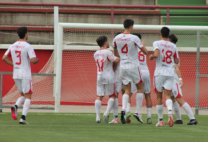 Los jugadores de La Palma celebran uno de sus goles ante el Coria. / Foto: @LaPalmaCF.