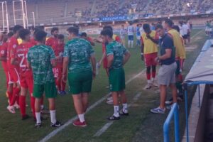 Los jugadores de La Palma durante la pausa de hidratación del primer tiempo. / Foto: @LaPalmaCF.