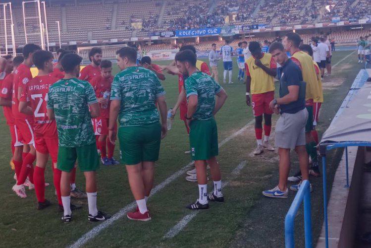 Los jugadores de La Palma durante la pausa de hidratación del primer tiempo. / Foto: @LaPalmaCF.