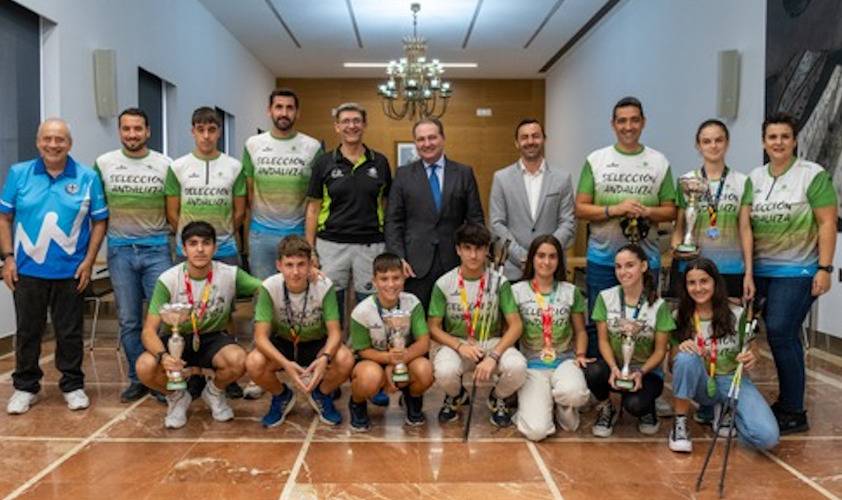 Foto de familia de la recepción en la Diputación a los onubenses campeones de España de Marcha Nórdica con la selección andaluza.