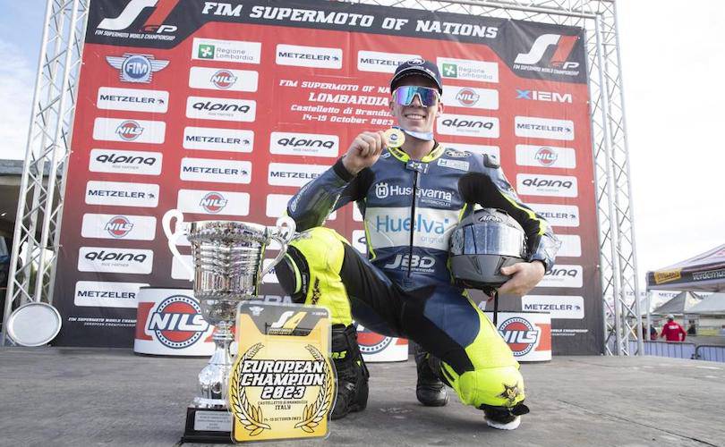 Paquito Gómez, con el trofeo y la medalla obtenida tras proclamarse campeón de Europa.