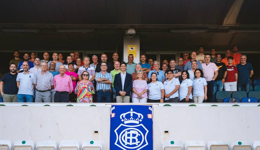 Foto de familia tras la firma del convenio que estrecha lazos entre el Recreativo de Huelva y la Federación de Peñas del Decano. / Foto: @recreoficial.