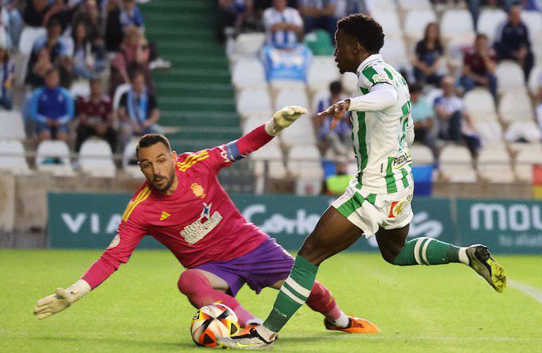 Rubén Gálvez, de lo mejor del Recre en Córdoba, tapa un posible remate de Adilson Mendes. / Foto: @CordobaCF_ofi.