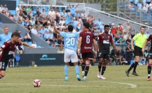 Josiel Núñez, expulsado en Ibiza, podrá jugar este domingo ante el Alcoyano al retirarle el Juez de Competición una de las tarjetas mostradas. / Foto: Vicent Marí / Diario de Ibiza.