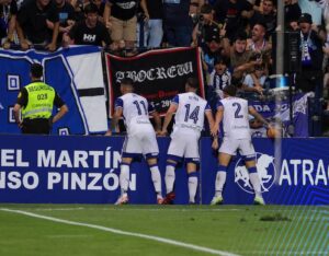 Los jugadores del Recre celebran con la grada el gol de Caye Quintana. / Foto: @recreoficial.