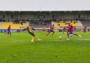 El San Roque, sorprendido en su feudo por un ordenado Estepona. / Foto: Kiko Vázquez.