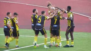 Los jugadores del San Roque celebran el primero de sus goles, obra de Mizzian. / Foto: Captura imagen CCM TV.