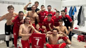 Los jugadores del Smurfit Kappa celebran en el vestuario el triunfo logrado en Dos Hermanas. / Foto: @LaPalmaFS.