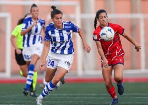 Bialoszewska pugna un balón con una jugadora del Levante Las Planas. / Foto: www.lfp.es.