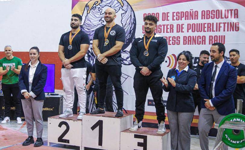 El onubense Rubén Castro en lo más alto del podio tras ganar la Copa de España 2023 de Powerliffing.