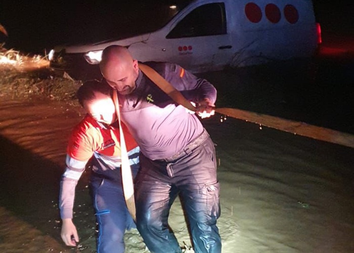 vehículo sumergido en agua