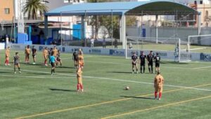 Una falta que Alí estrelló en la barrera, de lo poco del Ayamonte en ataque ante el Gerena. / Foto: Captura imagen Ayamonte CF.