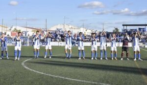 El Bollullos, con moral tras ganar al líder la jornada anterior, juega este sábado en Ceuta. / Foto: @bollulloscf1933.