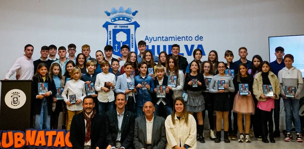 Foto de familia tras el acto de entrega de premios con los galardonados, las autoridades y miembros del CN Huelva. / Foto: @CNHUELVA.