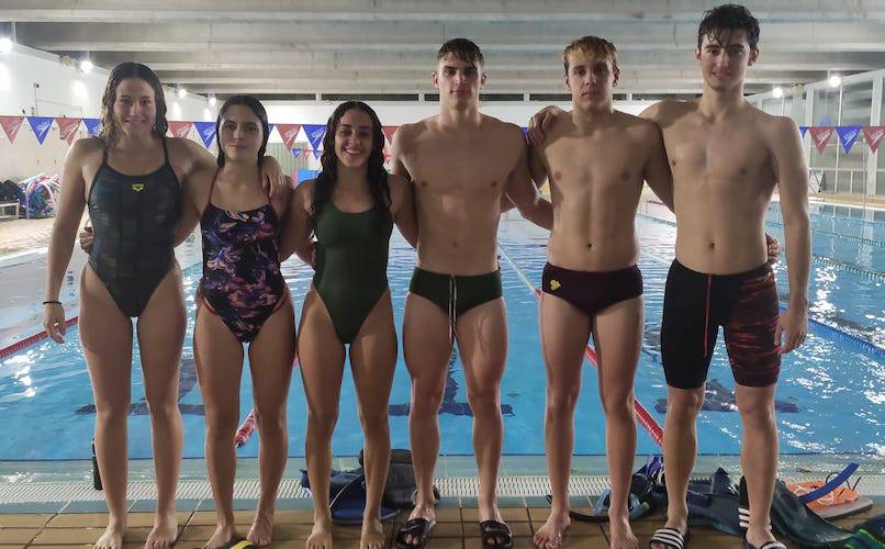 Los seis nadadores del CN Huelva que participan en el prestigioso Encuentro Internacional de Natación del Algarve. / Foto: @CNHUELVA.