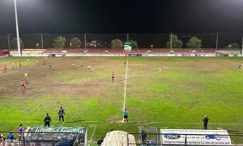 Derrota del Cartaya ante el Conil en un partido disputado sobre un campo en malas condiciones. / Foto: Conil CF.