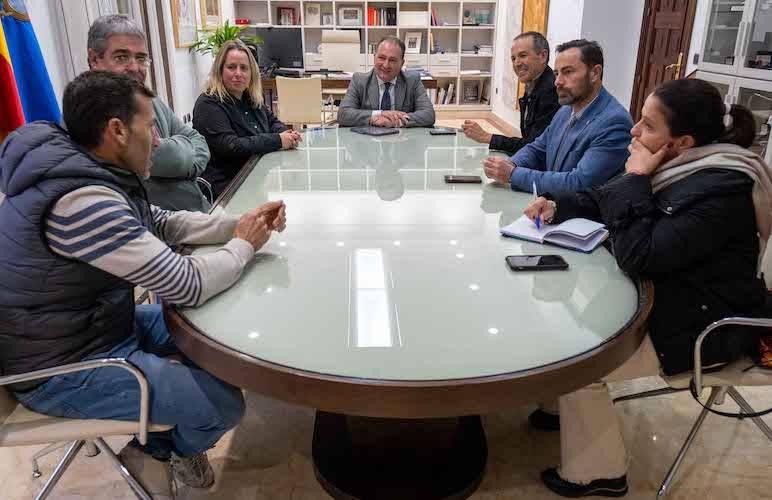 Un momento de la reunión en la Diputación con el Campeonato de España de BTT en El Almendro como telón de fondo.