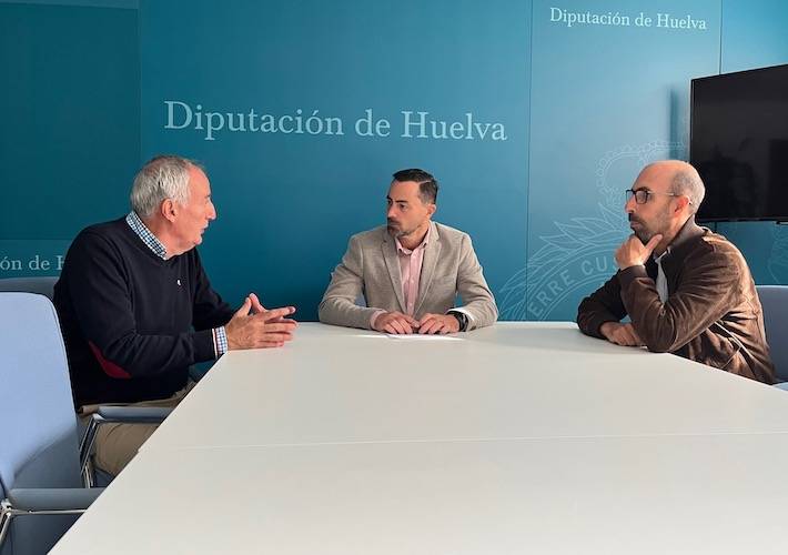 Un momento de la reunión que han mantenido el diputado de Deportes, Juan Daniel Romero, y el presidente del Recreativo de Tenis, Rafael Romero.