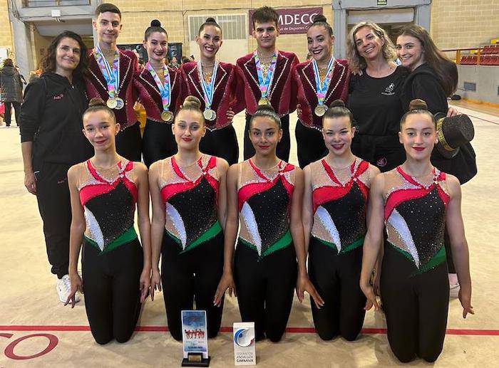 Conjunto Senior Absoluto, formado por Jesús, Lucía, Alba, Clara y Álvaro, que se colgó el oro en el Andaluz y se clasificó para el Nacional de Valladolid.