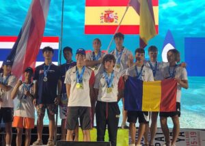 Rodrigo López, en el podio con el equipo español en el Mundial de Paddle Surf.