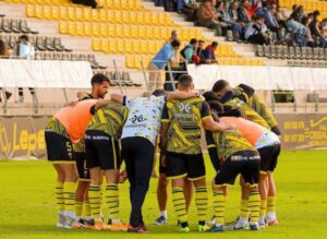 Pese a buscar el gol hasta el final, el San Roque no pudo pasar del 0-0 inicial con El Palo certificando su descenso a la Tercera Federación. / Foto: @SanRoqueLepe.