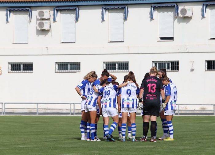 Las jugadoras del Sporting hacen 'piña' para ganar el sábado en Valencia. / Foto: www.lfp.es.