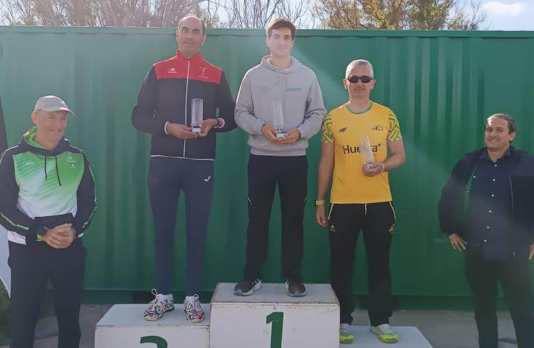 El Piragüismo Tartessos Huelva, tercero en el Campeonato celebrado en Cádiz.