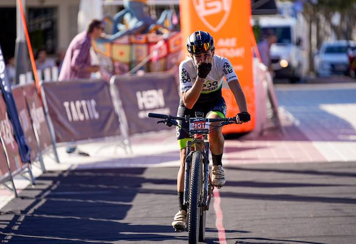 María Luisa Cuenco 'Tungui', emocionada al cruzar la meta como ganadora.