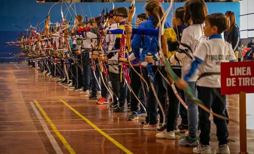 Arqueros participantes en el Campeonato Provincial de Tiro con Arco en Sala durante una de las tiradas. / Foto: @clubasirio.