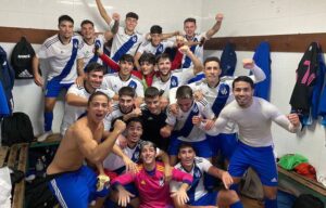 Alegría de los jugadores del filial del Recre en el vestuario tras ganar a domicilio al Algaida. / Foto: @futbolbaserecre.