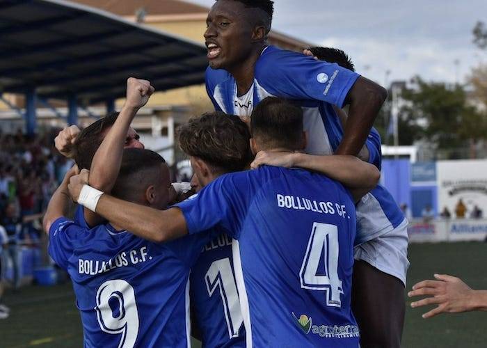 El Bollullos sigue mostrando su fortaleza en casa con un nuevo triunfo, este miércoles ante el Conil. / Foto: Sergio Chama / @bollulloscf1933.