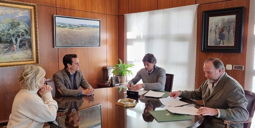 Un momento de la firma del convenio entre la Caja Rural del Sur y el Recreativo de Huelva.