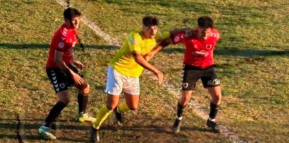 El Cartaya salió victorioso en el mal terreno de juego del estadio Guadalquivir de Coria del Río. / Foto: @Coria_CF.