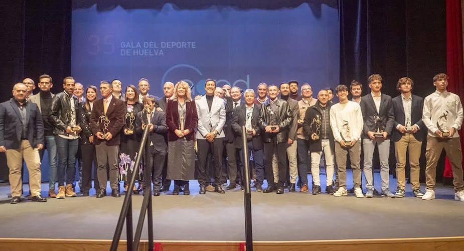 Foto de familia de los premiados en la XXV Gala del Deporte de Huelva, evento organizado por la Asociación Onubense de la Prensa Deportiva (AOPD).