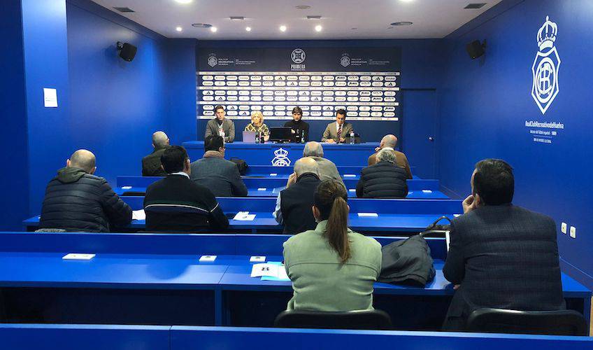 Un momento de la Junta General de Accionistas del Recreativo de Huelva celebrada este viernes en la sala de prensa del Nuevo Colombino. / Foto: @recreoficial.