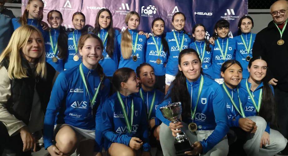 Componentes del AVS La Volea QG Huelva con el trofeo logrado en el torneo que ha tenido lugar en Mijas (Málaga).